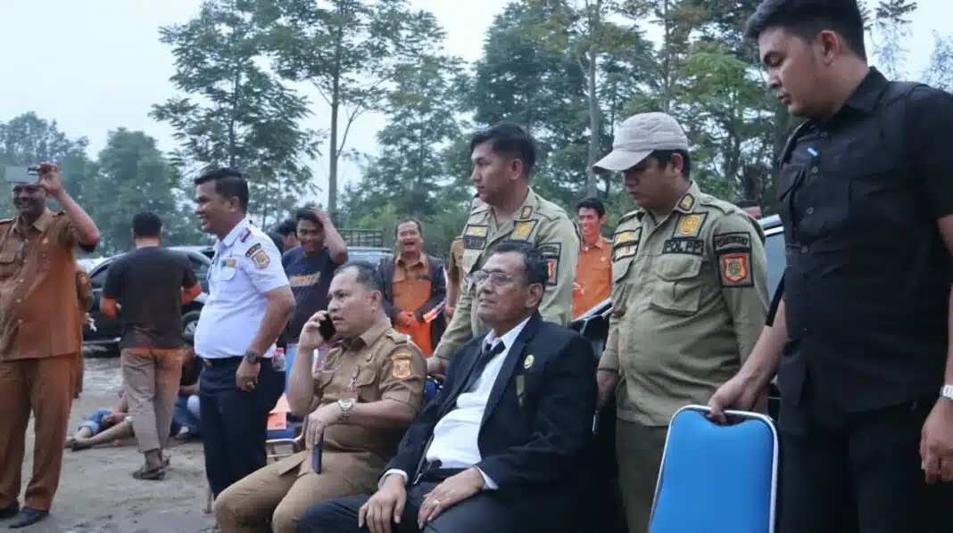 Pemkab Dairi menggelar lomba tarik tambang di kawasan jalan ringroad Huta Rakyat–Kuta Padang. Selain olahraga dan hiburan, momentum itu juga dijadikan sebagai sarana sosialisasi pengaktifan jalur ringroad khususnya untuk kenderaan bertonase berat. (Istimewa)