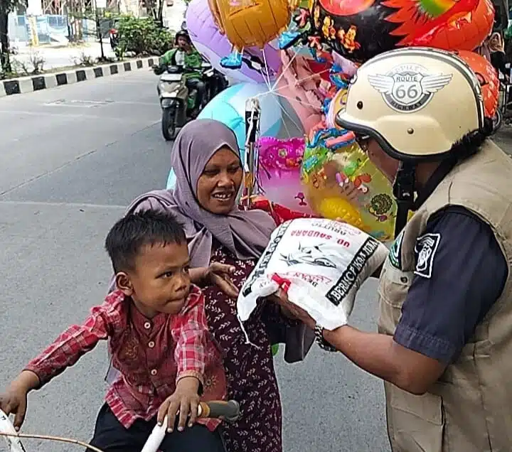 Tim Jurnalis KSJ binaan H. Ikhwan Lubis menyalurkan bantuan beras kepada warga duafa yang bekerja di jalanan Kota Medan dalam kegiatan Sedekah Jumat, Jumat (4/9/2026).