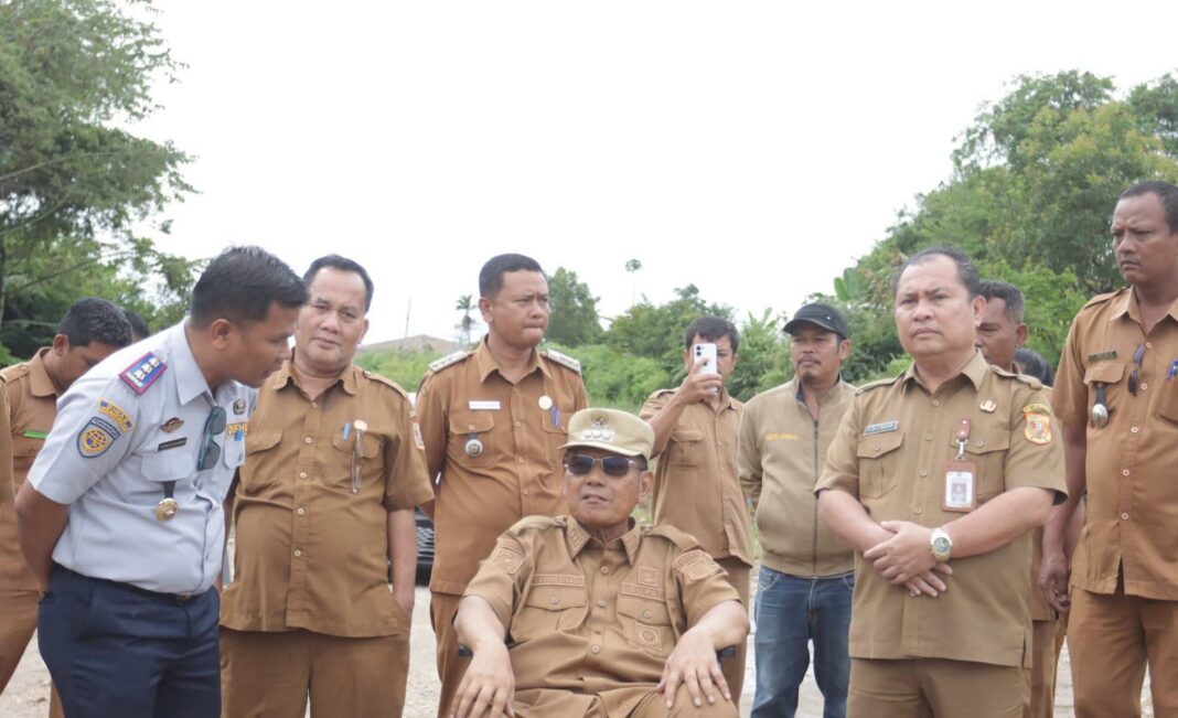 Bupati Dairi Vickner Sinaga meninjau kegiatan pemeliharaan jalan ring road Huta Rakyat - Kuta Padang Sidiangkat, Selasa (22/9/2026) (istimewa)