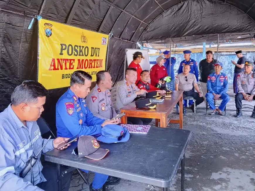 Tim SAR gabungan melakukan operasi pencarian KM Virgo Transport 8 yang dilaporkan hilang kontak di sekitar perairan Pulau Masalembu, Sumenep. Data manifes sementara mencatat 215 penumpang dan 30 kru berada di atas kapal. (Foto Dok Humas Polda Jatim)