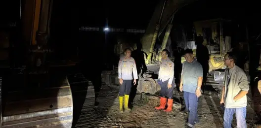 Kapolres Inhu AKBP Eka Ariandy Putra dan Dandim 0302/Inhu Letkol Arh Bangun Bara K Prabowo memimpin langsung pemadaman Karhutla di lahan perkebunan kelapa sawit Desa Anak Talang, Kecamatan Batang Cenaku, Kabupaten Indragiri Hulu. (Foto Dok. Humas Polda Riau)