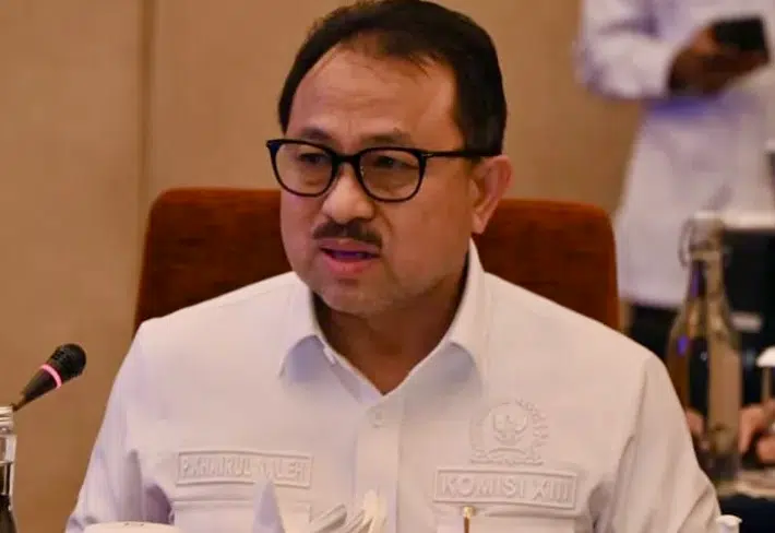 Relawan melakukan pemadaman kebakaran hutan dan lahan di Kabupaten Banjar, Kalimantan Selatan. Berdasarkan laporan BPBD Kabupaten Banjar, kejadian karhutla telah mencapai 450 titik dan mendapat sorotan dari Anggota Komisi XIII DPR RI Pangeran Khairul Saleh.(Foto Dok. Ist/Karisma)
