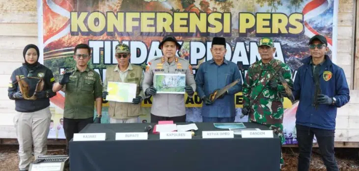 Kapolres Kepulauan Meranti AKBP Gede Prasetia Adi Sasmita menyampaikan pengungkapan perkara dugaan tindak pidana Karhutla di Desa Gemala Sari, Kecamatan Rangsang. Kebakaran yang berkaitan dengan perkara tersebut meluas hingga sekitar 85 hektare dan seorang warga berinisial TH alias Din ditetapkan sebagai tersangka. (Foto Dok. Humas Polda Riau)