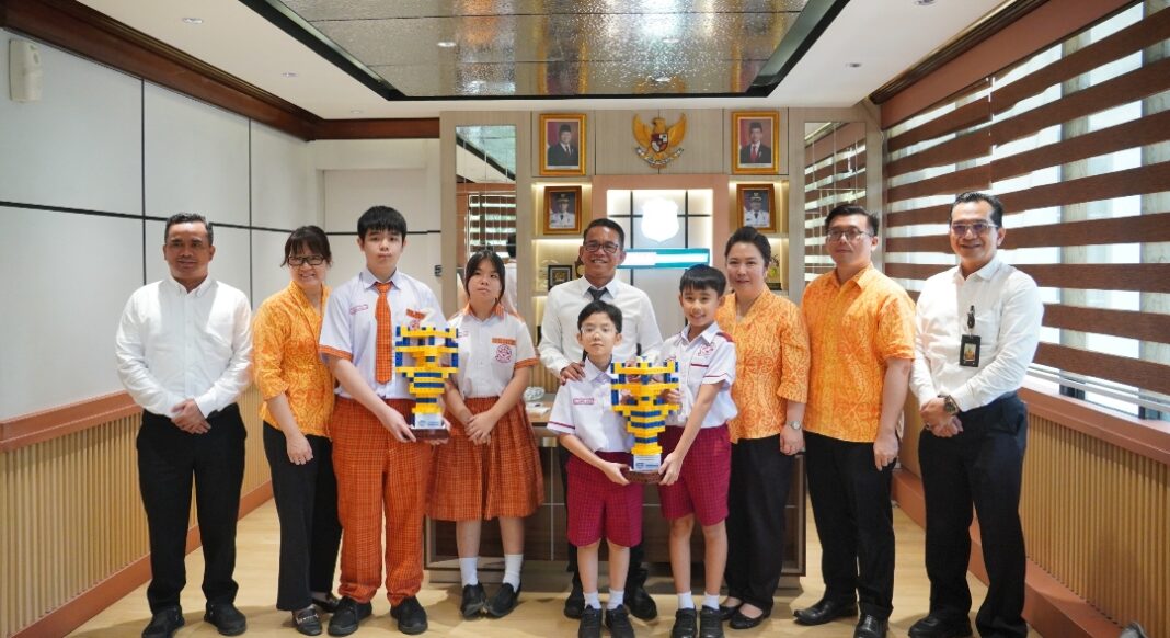 Wakil Wali Kota Medan H. Zakiyuddin Harahap menerima audiensi jajaran Nanyang Zhi Hui School di Balai Kota Medan, Selasa (1/9/2026). Dalam pertemuan tersebut, pihak sekolah melaporkan prestasi siswa yang meraih juara 2, 4, dan 5 pada World GreenMech Contest di Thailand.