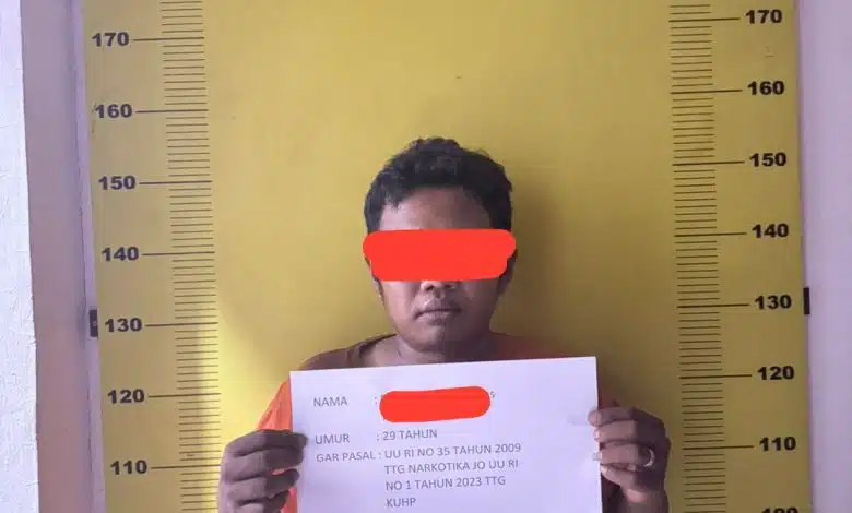 Personel Satresnarkoba Polres Labuhanbatu Selatan mengamankan dua tersangka dalam dua pengungkapan dugaan peredaran narkotika di Kecamatan Torgamba dan Kecamatan Kampung Rakyat, Labuhanbatu Selatan. (Foto Dok. Humas Polda Sumut)