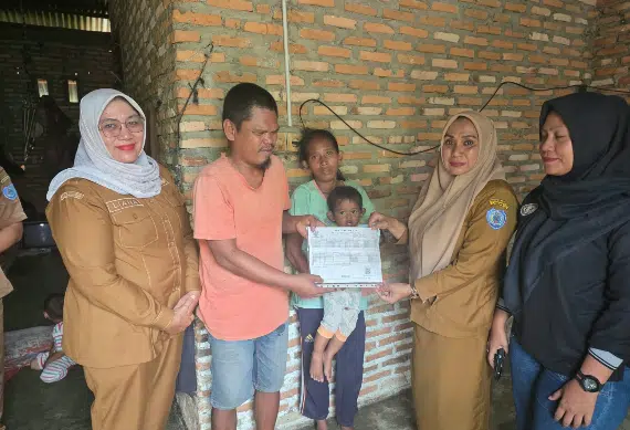 Pemerintah Kabupaten Labuhanbatu memberikan pendampingan administrasi kependudukan dan pendidikan kepada keluarga Jainul Bahri Siregar, warga Padang Bulan, Rantauprapat.