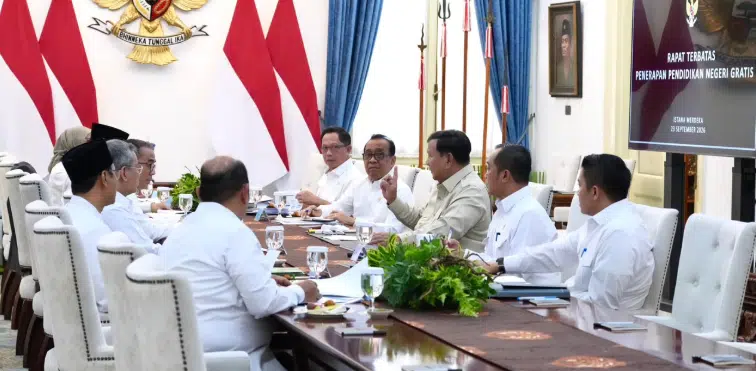 Presiden Prabowo Subianto memimpin rapat terbatas yang membahas percepatan penerapan pendidikan gratis di sekolah negeri serta rencana pembebasan biaya kuliah di perguruan tinggi negeri.(Foto Dok. BPMI Setpres)