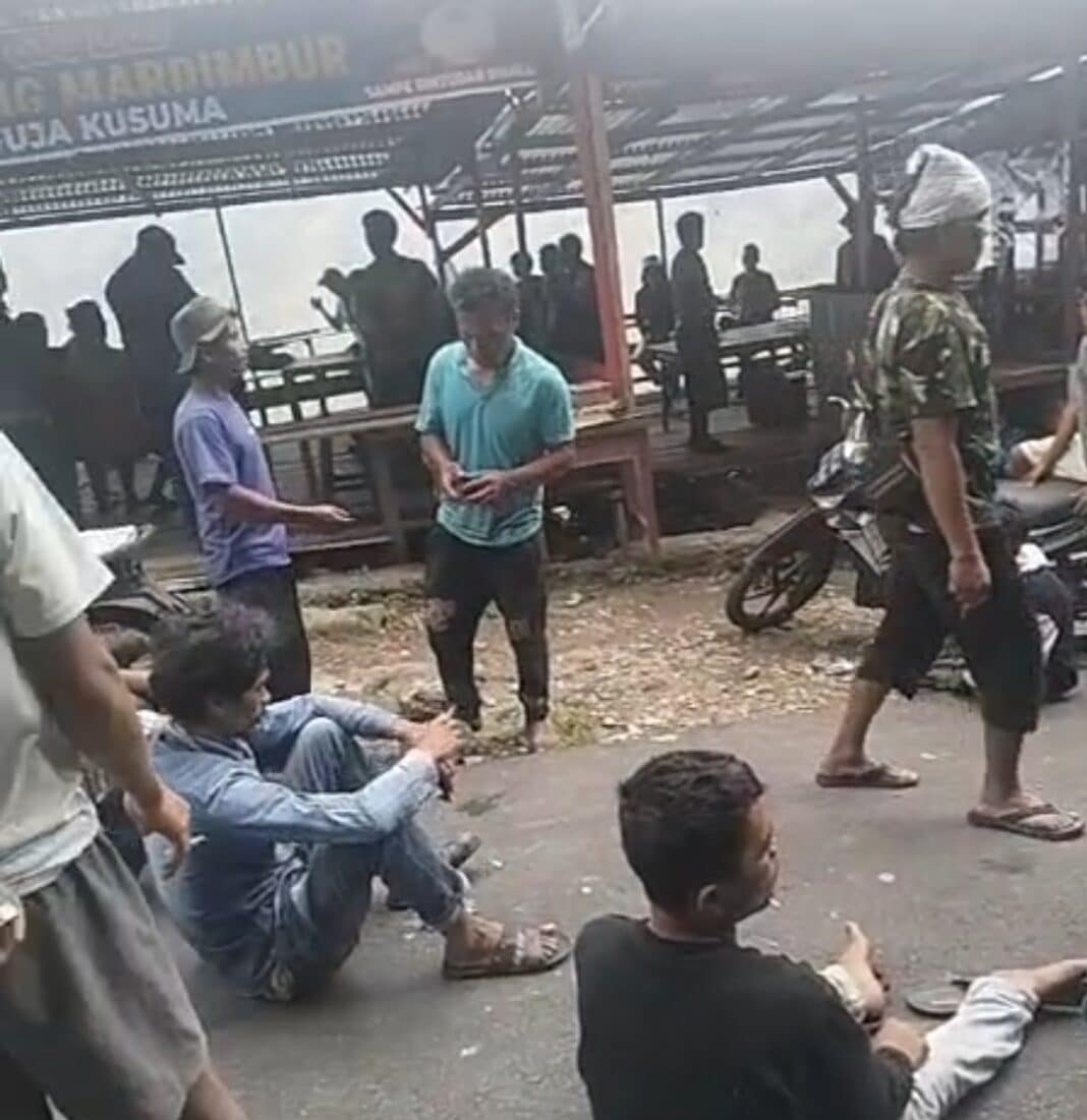 foto berita tangkapan dari layar video: Penertiban lapak pedagang di kawasan Menara Pandang Tele, Desa Sosor Dolok, Kecamatan Harian, Kabupaten Samosir, sempat memanas sebelum Pemkab Samosir dan 18 pedagang mencapai kesepakatan melalui musyawarah, Kamis (17/9/2026).