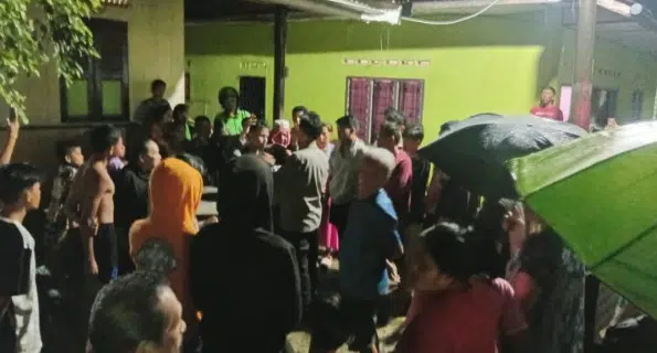 Personel Polsek Siantar Timur mengamankan terduga pelaku penikaman di Jalan Pattimura Gang Hj. Rupino, Kelurahan Tomuan, Kecamatan Siantar Timur, Pematangsiantar. (Foto Dok. Humas Polda Sumut)
