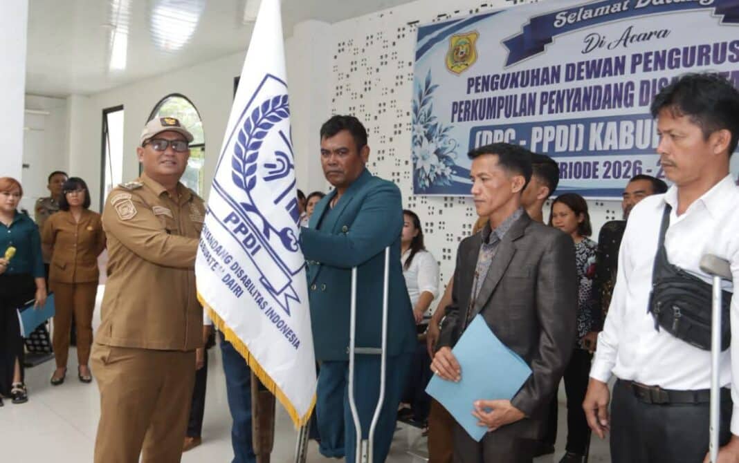Wakil Bupati Dairi, Wahyu Daniel Sagala, mengukuhkan Pengurus DPC Persatuan Penyandang Disabilitas Indonesia Kabupaten Dairi. (istimewa)