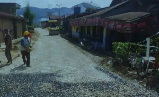 Jalan jurusan Kedeberek–Sarintonu–Lau Pangguh Kecamatan Tigalingga Kabupaten Dairi diperbaiki. (Istimewa)