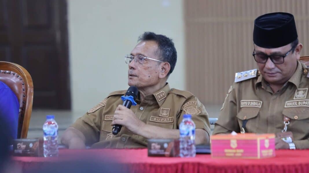 Bupati Dairi Vickner Sinaga didampingi Wakil Bupati Wahyu Daniel Sagala membuka sosialisasi Perbup Nomor 13/ 2026 tentang Implementasi Transaksi Non Tunai Keuangan Desa dan Pencegahan Tindak Pidana Korupsi di Balai Budaya Sidikalang, Selasa (1/9/2026). (istimewa)