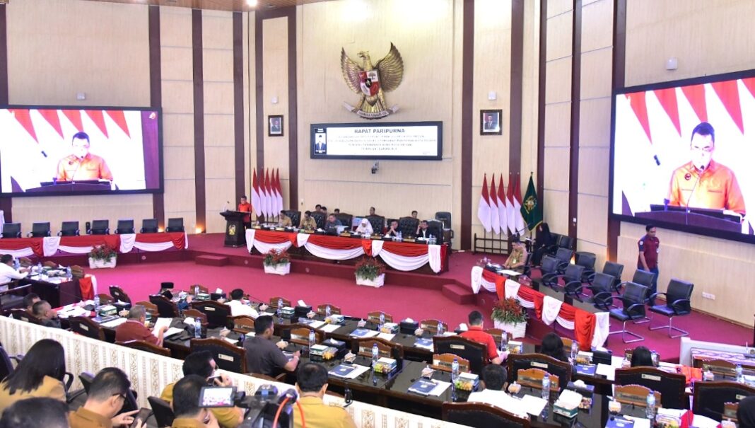 Ketua DPRD Kota Medan Drs. Wong Chun Sen, M.Pd.B. memimpin Rapat Paripurna penyampaian pemandangan umum sembilan fraksi terhadap Ranperda Perubahan APBD Kota Medan Tahun Anggaran 2026 di Ruang Rapat Paripurna DPRD Kota Medan, Senin (14/9/2026).