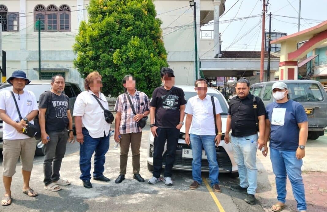 Personel Sat Reskrim Polres Samosir mengamankan empat pria yang diduga terlibat pemerasan terhadap perangkat desa di Kecamatan Simanindo, Samosir, Rabu (16/9/2026).