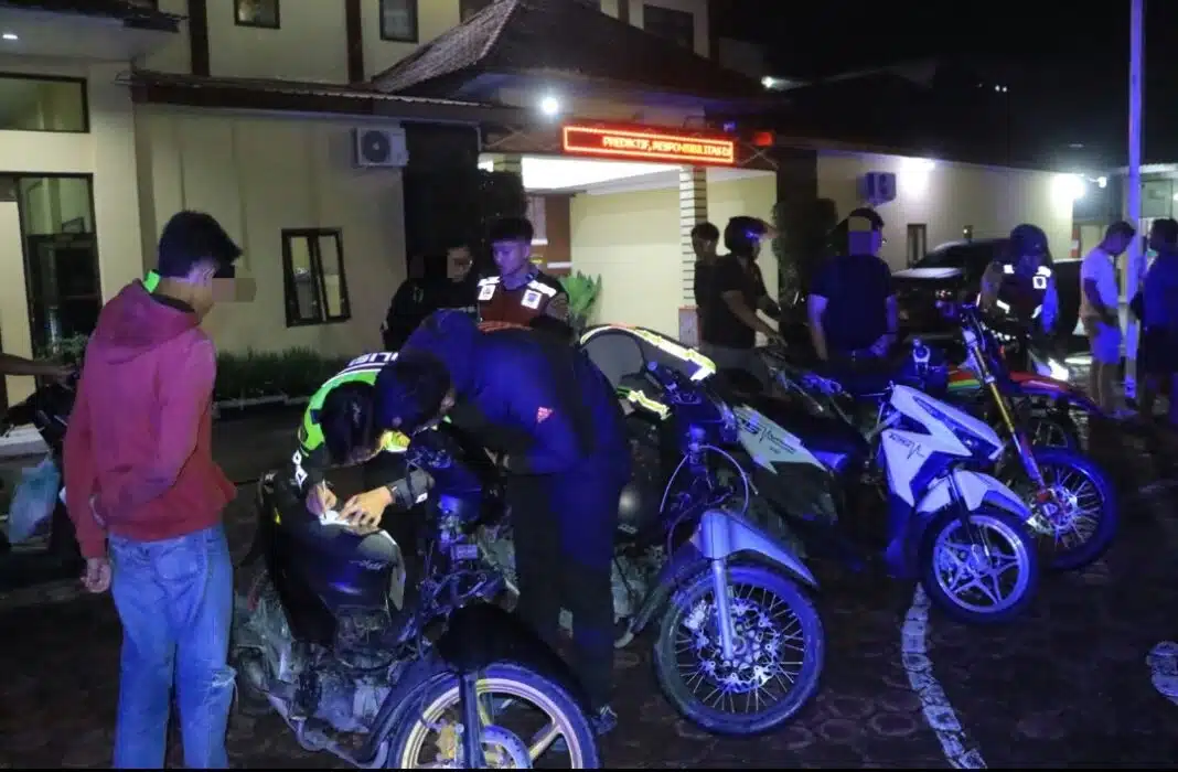 Teks foto berita: Personel Polres Samosir menggelar patroli KRYD pada malam hingga dini hari dan menindak 17 sepeda motor yang menggunakan knalpot tidak sesuai spesifikasi teknis.