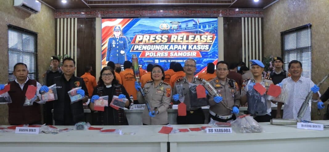 Kapolres Samosir AKBP Rina Sry Nirwana Tarigan memimpin press release pengungkapan sejumlah perkara pidana dan penindakan pelanggaran lalu lintas di Aula Pusuk Buhit Mako Polres Samosir, Sabtu (19/9/2026). Usai kegiatan, Polres Samosir memusnahkan 160 knalpot brong hasil penindakan lalu lintas.
