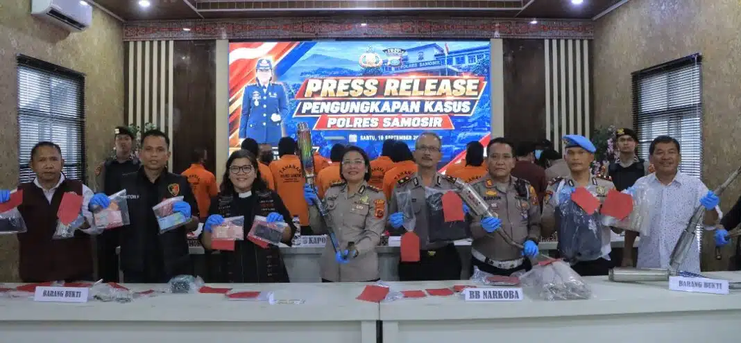 Kapolres Samosir AKBP Rina Sry Nirwana Tarigan memimpin press release pengungkapan sejumlah perkara pidana dan penindakan pelanggaran lalu lintas di Aula Pusuk Buhit Mako Polres Samosir, Sabtu (19/9/2026). Usai kegiatan, Polres Samosir memusnahkan 160 knalpot brong hasil penindakan lalu lintas.