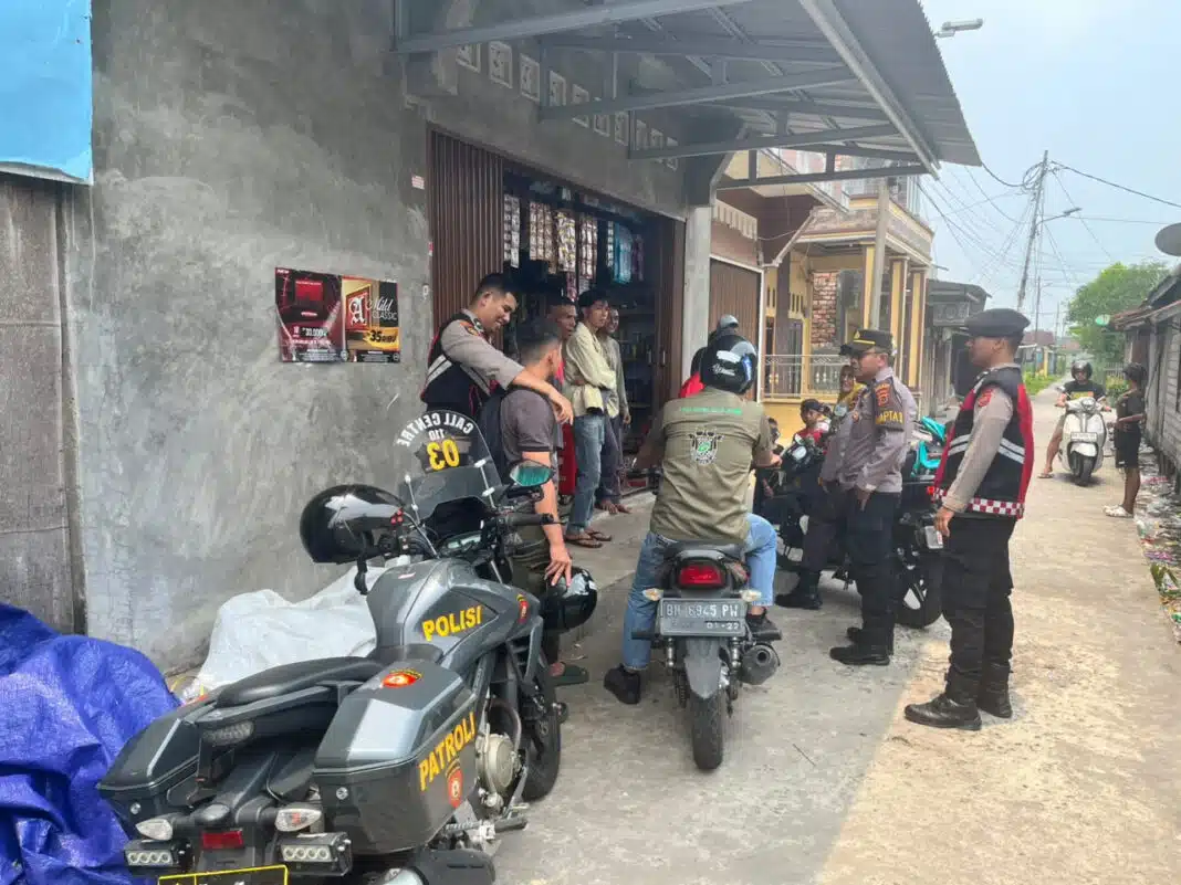 Personel Polres Tanjab Barat melakukan pengecekan lokasi setelah menerima laporan masyarakat terkait keributan di wilayah Parit IV, Sabtu (26/9/2026). (Foto Dok. Bida Humas Polda Jambi)