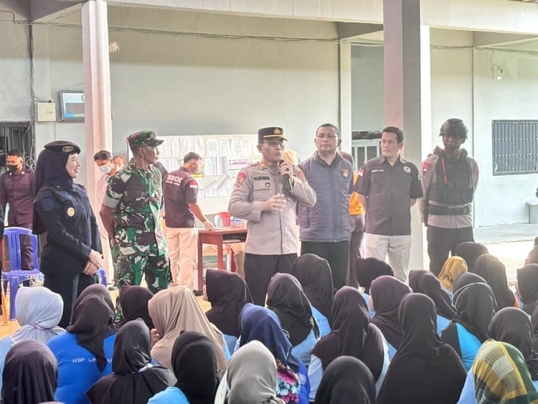 Petugas gabungan melakukan razia dan tes urine di Lapas Perempuan Kelas IIB Jambi, Desa Bukit Baling, Kecamatan Sekernan, Kabupaten Muaro Jambi, Rabu (23/9/2026). Sebanyak 16 kamar digeledah dan 15 orang menjalani tes urine dengan hasil seluruhnya negatif narkotika.(Foto Dok Bidhumas Polda Jambi)
