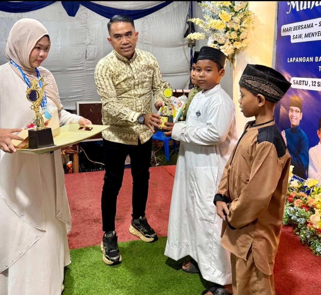 Peringatan Maulid Nabi Muhammad SAW 1448 Hijriah yang digagas Remaja Masjid Al Ikhlas di Jalan Raharja, Pondok Batuan, Medan Selayang, berlangsung meriah dan mendapat apresiasi Pemerintah Kota Medan, Muhammad Edison Ginting, selaku Ketua Persatuan Wartawan Pemko Medan (PWPM) menyerahkan hadiah kepada para pemenang perlombaan.
