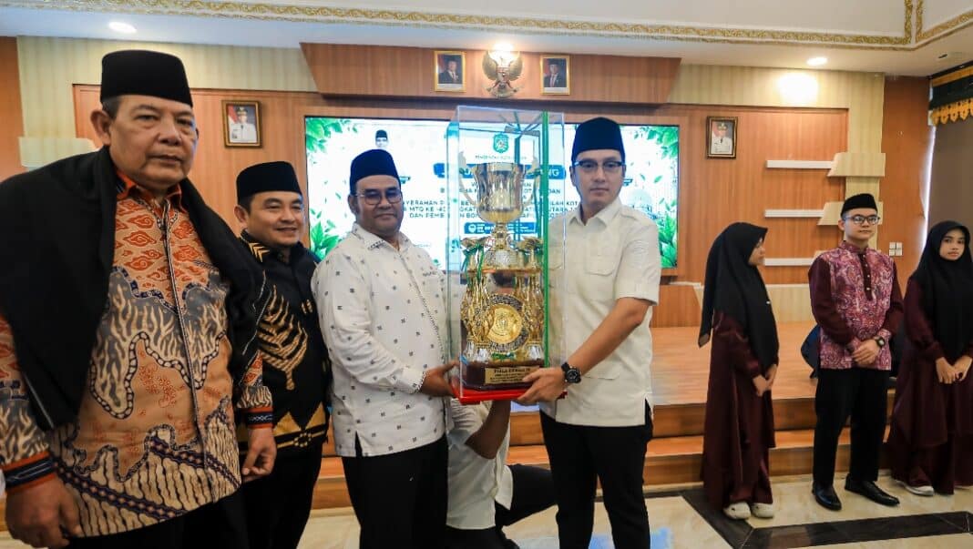 Wali Kota Medan Rico Tri Putra Bayu Waas menerima Piala Bergilir Juara Umum MTQ ke-40 Tingkat Provinsi Sumatera Utara dari Ketua Harian LPTQ Kota Medan Damri Tambunan di Rumah Dinas Wali Kota Medan, Rabu (9/9/2026).