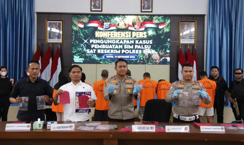 Polres Siak mengungkap sindikat pemalsuan SIM lintas wilayah dengan menangkap delapan tersangka dan menyita ratusan SIM palsu serta peralatan yang diduga digunakan untuk memproduksinya. (Foto Dok. Humas Polda Riau)