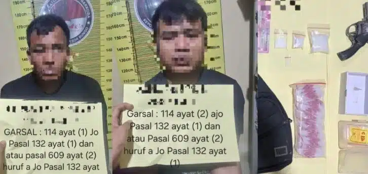 Tim Opsnal Macan Kumbang Satresnarkoba Polres Bungo mengamankan dua pria beserta barang bukti sabu bruto 33,77 gram dan satu pucuk senjata api rakitan jenis revolver dalam pengungkapan kasus narkotika di Dusun Baru Pusat Jalo. (Foto Dok. Humas Polda Jambi)