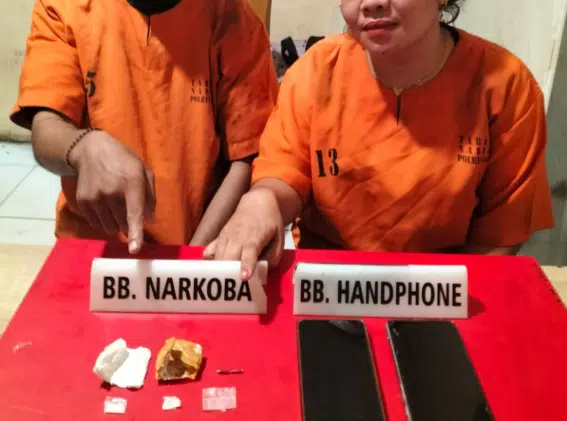 Jajaran Polsek Kampar Kiri mengamankan AS dan RU dalam pengungkapan dugaan transaksi narkotika jenis sabu-sabu di wilayah Kecamatan Kampar Kiri, Kabupaten Kampar. (Foto Dok Humas Polda Riau)