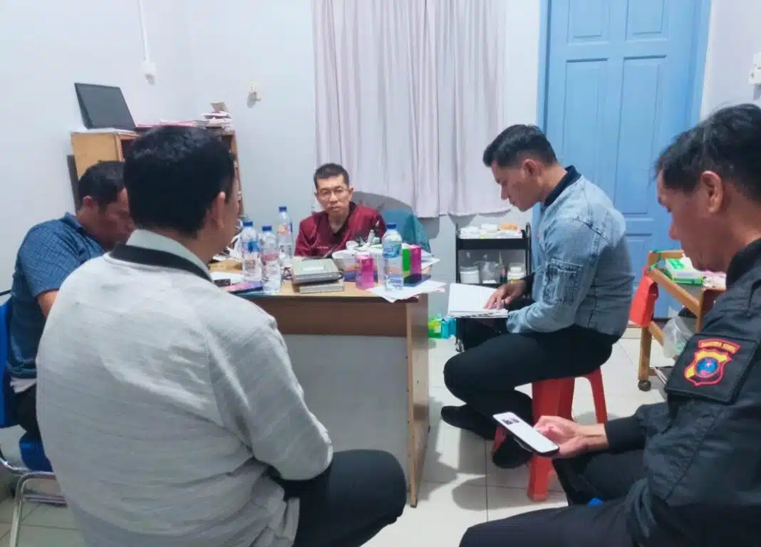 Petugas Kepolisian dari Polres Dairi melakukan identifikasi di lokasi kejadian, Selasa (1/9/2026) malam. (Istimewa)