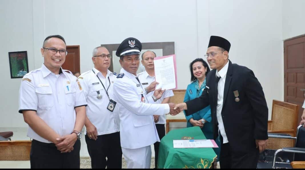 Bupati Dairi Vickner Sinaga menyampaikan ucapan selamat kepada Marudut Silalahi yang dilantik menjadi Kepala Desa Pengganti Antar Waktu Desa Tanjung Saluksuk Kecamatan Pegagan Hilir Kabupaten Dairi, Rabu (2/9/2026) (istimewa)