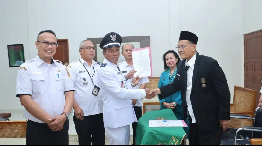 Bupati Dairi Vickner Sinaga menyampaikan ucapan selamat kepada Marudut Silalahi yang dilantik menjadi Kepala Desa Pengganti Antar Waktu Desa Tanjung Saluksuk Kecamatan Pegagan Hilir Kabupaten Dairi, Rabu (2/9/2026) (istimewa)
