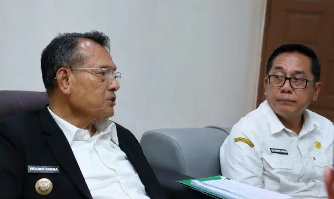 Bupati Dairi Vickner Sinaga didampingi Kadis Kesehatan dr. Henry Manik.