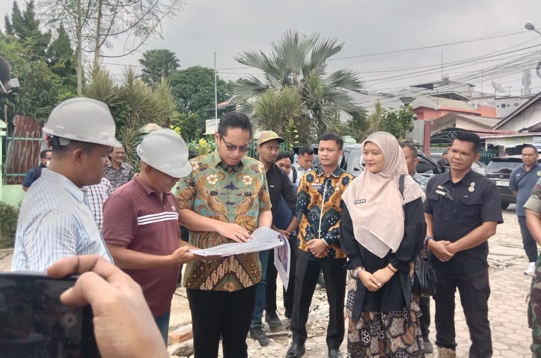 Wali Kota Medan Rico Tri Putra Bayu Waas meninjau proses pembangunan dan renovasi Puskesmas di Kota Medan, Kamis (24/9/2026).