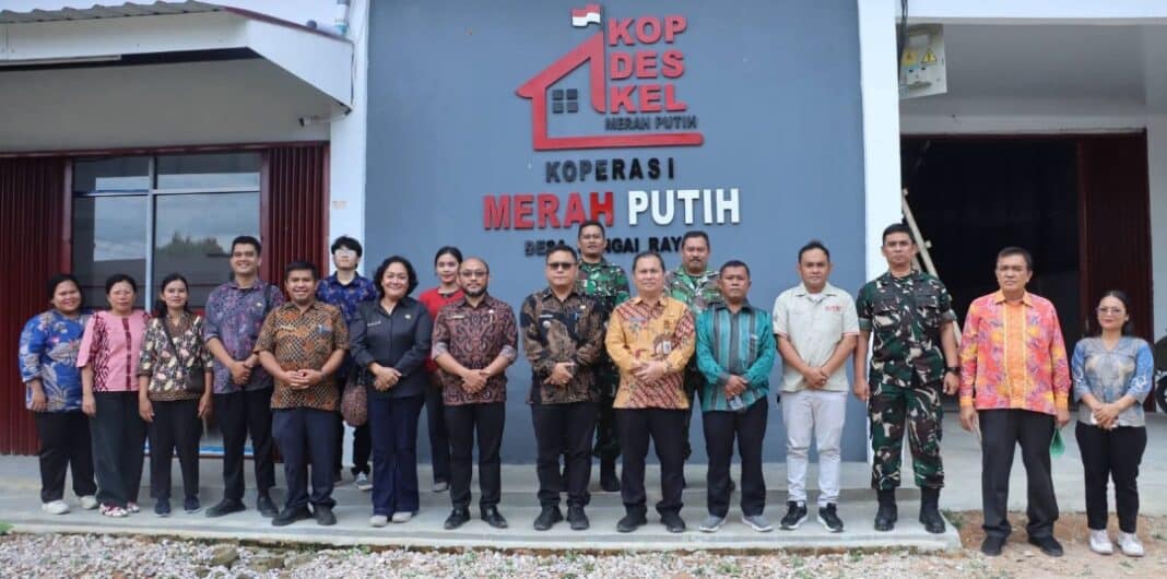 Sekda Kabupaten Dairi Surung Charles Lamhot Bantjin bersama tim melakukan proses verifikasi dan validasi ke bangunan fisik gedung Koperasi Desa/Kelurahan Merah Putih (istimewa)