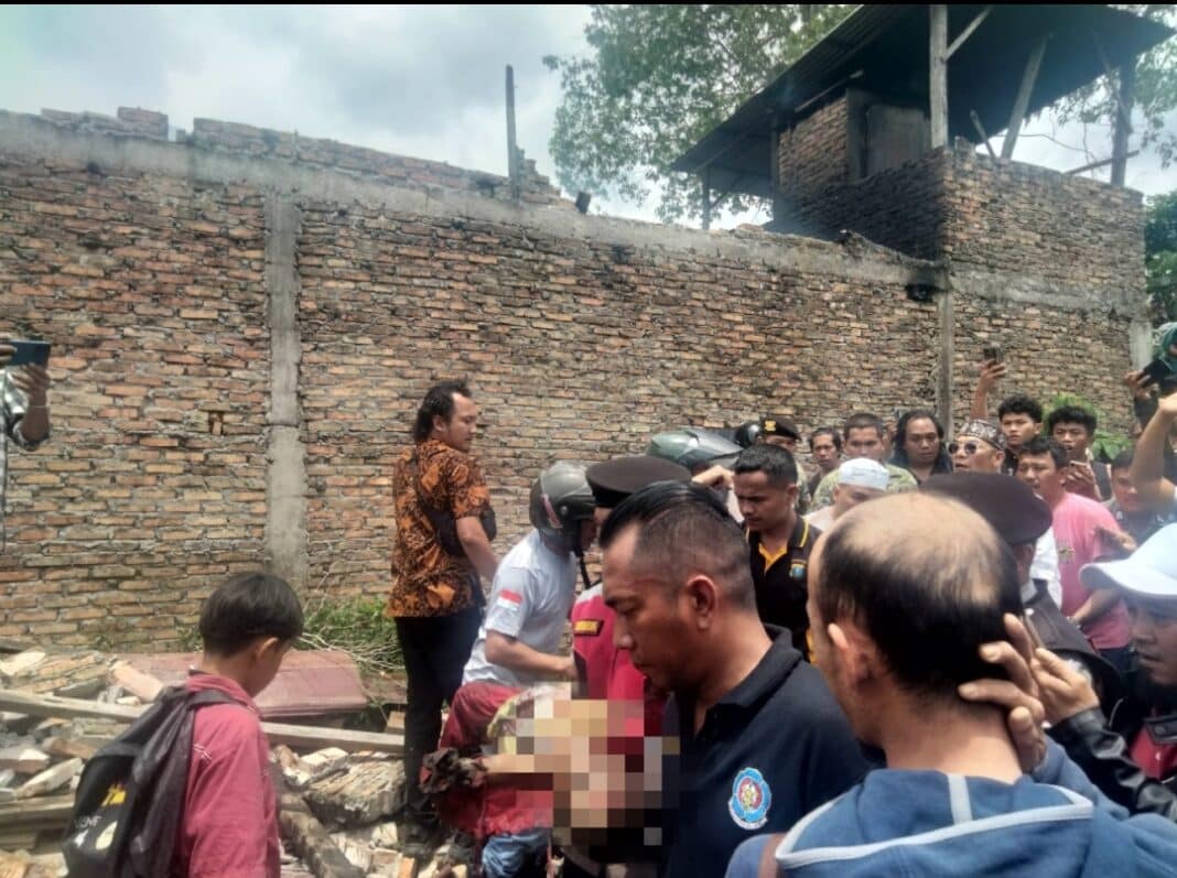 Petugas mengevakuasi seorang anak laki-laki berusia empat setengah tahun dari dalam bangunan yang terbakar. (DETEKSI.co/Parulian P. Nainggolan)