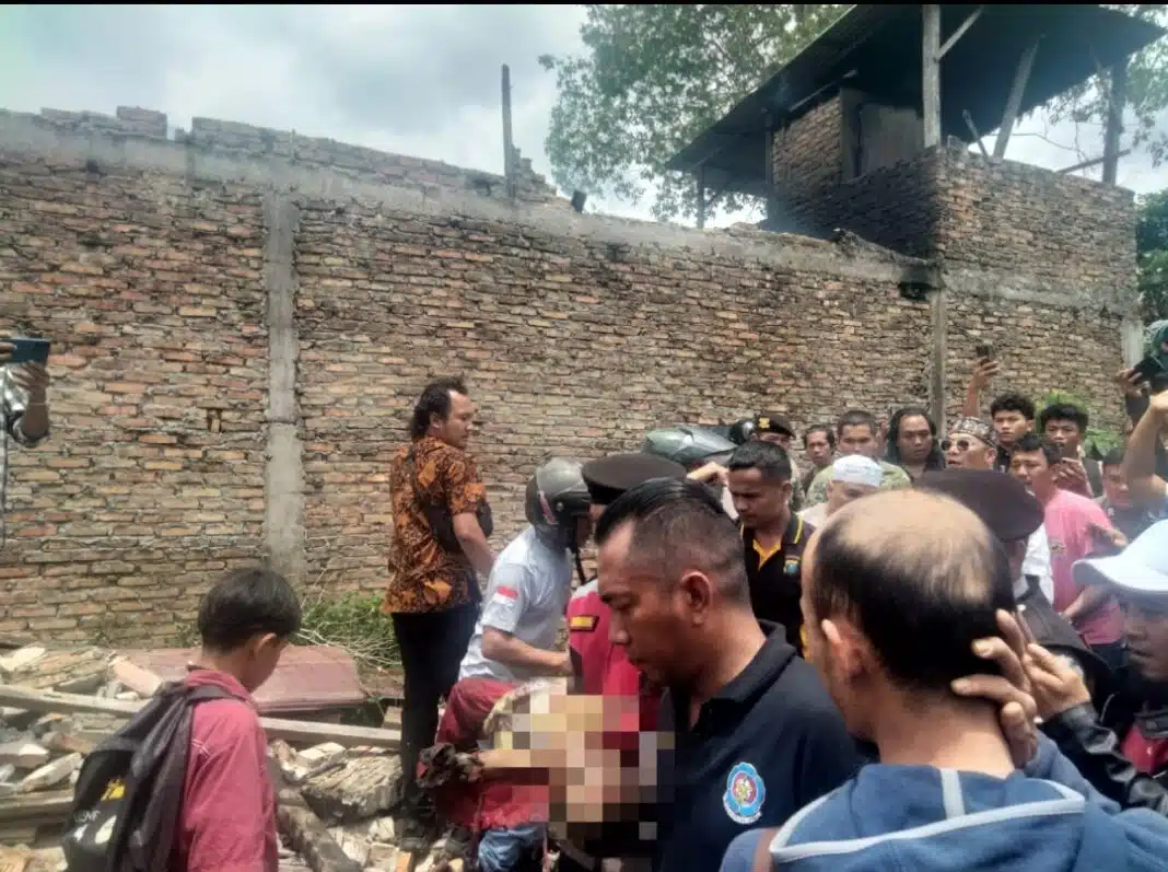 Petugas mengevakuasi seorang anak laki-laki berusia empat setengah tahun dari dalam bangunan yang terbakar. (DETEKSI.co/Parulian P. Nainggolan)