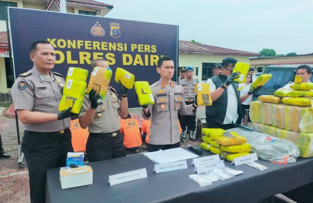 Kapolres Dairi AKBP Otniel Siahaan memberikan keterangan pers terkait pengungkapan peredaran narkotika.