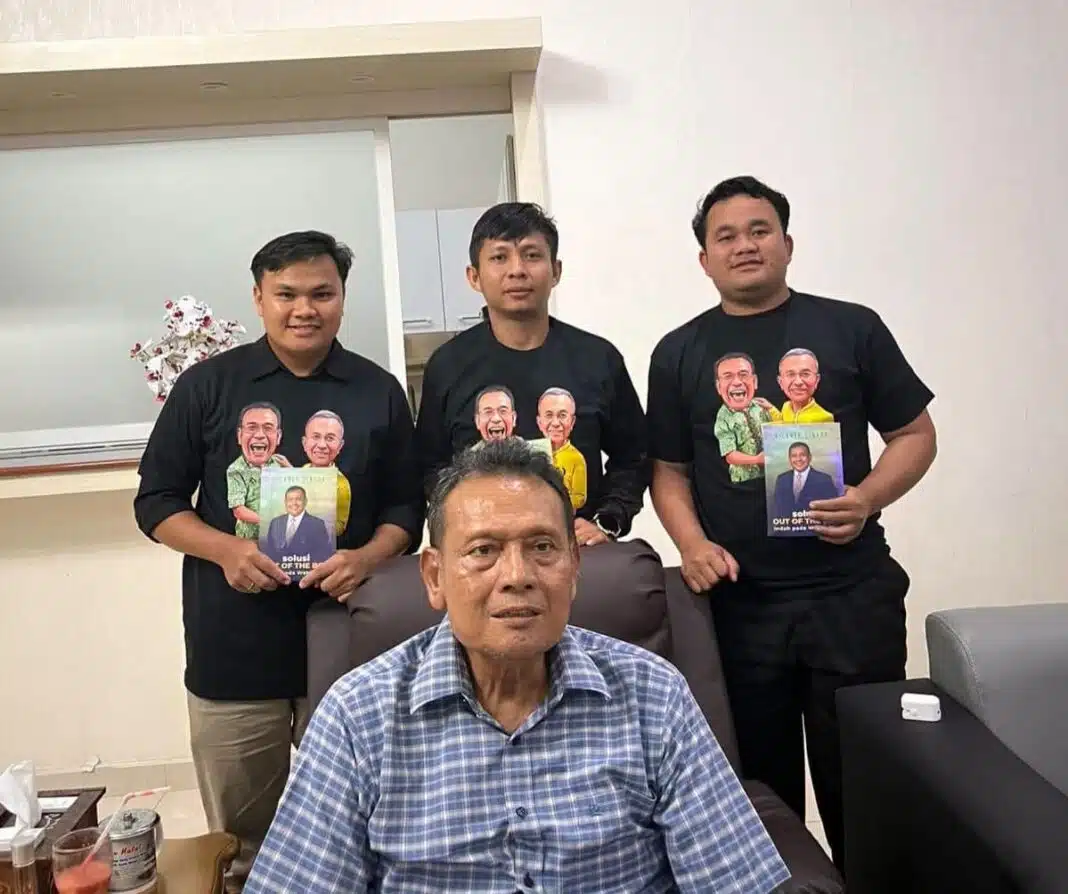 Bupati Dairi Vickner Sinaga diabadikan bersama Pengurus HMI Cabang Dairi, Pakpak Bharat, Karo. (istimewa)