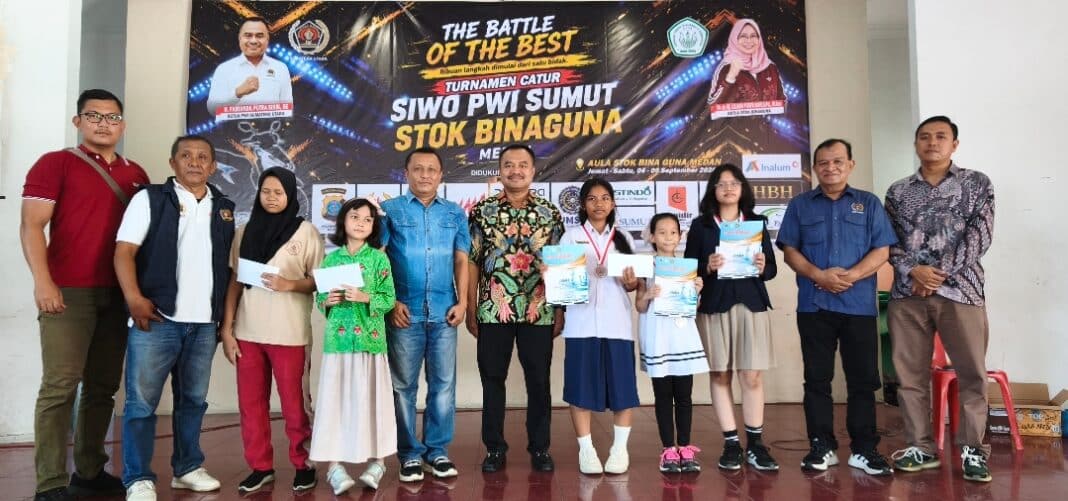 Ketua PWI Sumut H Farianda Putra Sinik bersama jajaran dan peserta saat penutupan Turnamen Catur SIWO PWI Sumut-STOK Bina Guna Medan di Aula STOK Bina Guna Medan, Sabtu (5/9/2026). Turnamen menjadi ajang pembinaan dan pencarian bibit pecatur muda potensial Kategori Putri di Sumatera Utara.