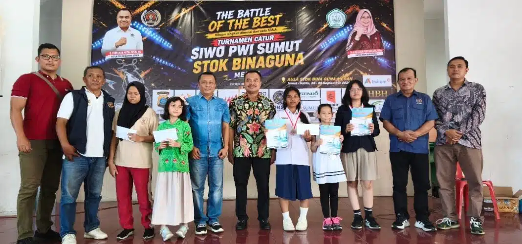 Ketua PWI Sumut H Farianda Putra Sinik bersama jajaran dan peserta saat penutupan Turnamen Catur SIWO PWI Sumut-STOK Bina Guna Medan di Aula STOK Bina Guna Medan, Sabtu (5/9/2026). Turnamen menjadi ajang pembinaan dan pencarian bibit pecatur muda potensial Kategori Putri di Sumatera Utara.