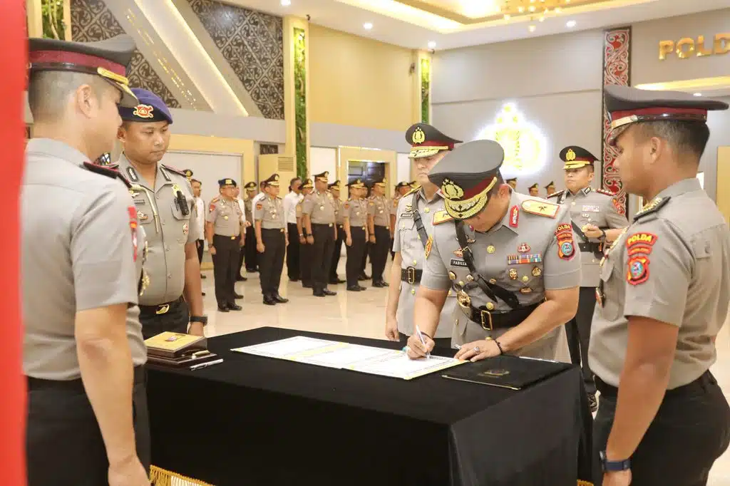 Kapolda Sumut Irjen Pol. Sonny Irawan memimpin upacara serah terima jabatan Wakapolda Sumut dan Kapolresta Deli Serdang di Aula Tribrata Polda Sumut, Medan, Senin (19/10/2026). (Foto Dok. Bid Humas Polda sumut)