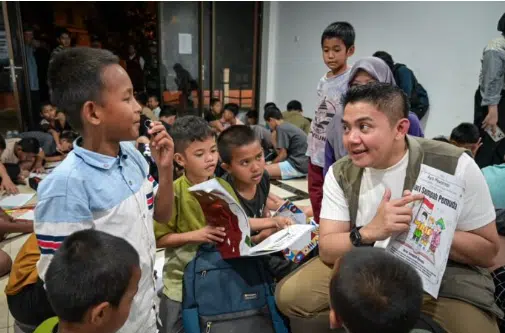Sekretaris Kabinet Teddy Indra Wijaya mengunjungi Sekolah Rakyat Terintegrasi di Cikarang, Kabupaten Bekasi, Jawa Barat. Dalam kunjungan tersebut, Teddy berinteraksi dengan para siswa dan mendengar kisah Al Tariq, seorang anak yang kehilangan kedua orang tuanya sejak usia tiga tahun dan bercita-cita menjadi dokter spesialis. (Foto: Dok. BPMI Setpres)
