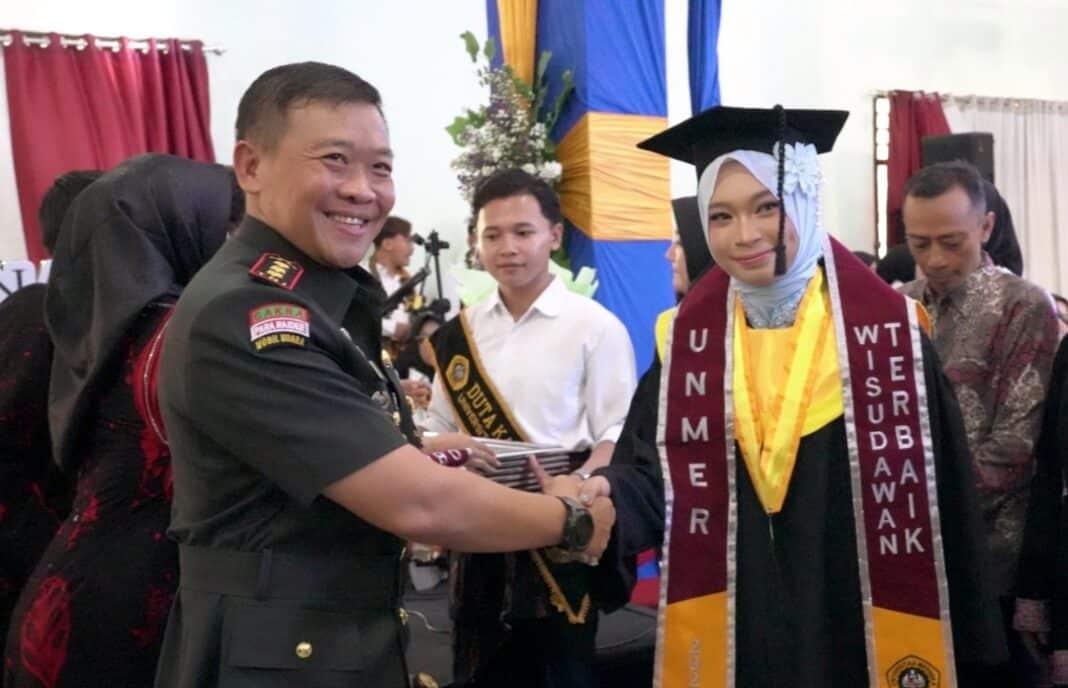 Danrem 081/DSJ Kolonel Inf Erwin Agung menyampaikan pesan Pangdam V/Brawijaya Mayjen TNI Piek Budyakto kepada 339 wisudawan dan wisudawati Universitas Merdeka Madiun dalam Wisuda Sarjana ke-71 dan Ahli Madya ke-47 di Graha Sumiarto Laksono, Kota Madiun, Sabtu (24/10/2026).