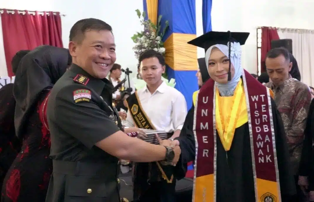 Danrem 081/DSJ Kolonel Inf Erwin Agung menyampaikan pesan Pangdam V/Brawijaya Mayjen TNI Piek Budyakto kepada 339 wisudawan dan wisudawati Universitas Merdeka Madiun dalam Wisuda Sarjana ke-71 dan Ahli Madya ke-47 di Graha Sumiarto Laksono, Kota Madiun, Sabtu (24/10/2026).
