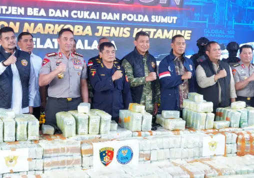 Kapolri Jenderal Polisi Suyudi Ario Seto meninjau kapal tanker MT Global 168 di Pelabuhan Bandar Deli, Belawan, Medan, Jumat (23/10/2026), dalam pengungkapan dugaan penyelundupan 1.160 paket ketamine yang diperkirakan berbobot total 1,16 ton. (Foto Dok. Pendam I/BB)