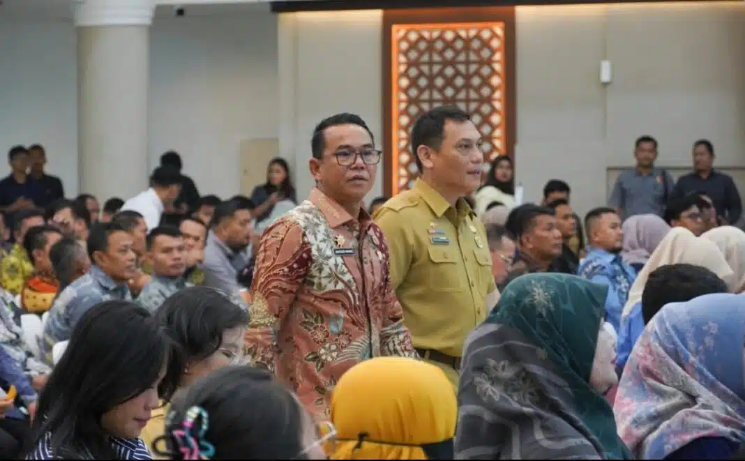 Kepala Dinas Kominfo Kota Medan Arrahmaan Pane menerima penghargaan dari Komisi Informasi Sumatera Utara pada KI Sumut Award 2026 di Aula Raja Inal Siregar, Kantor Gubernur Sumut, Selasa (20/10/2026).