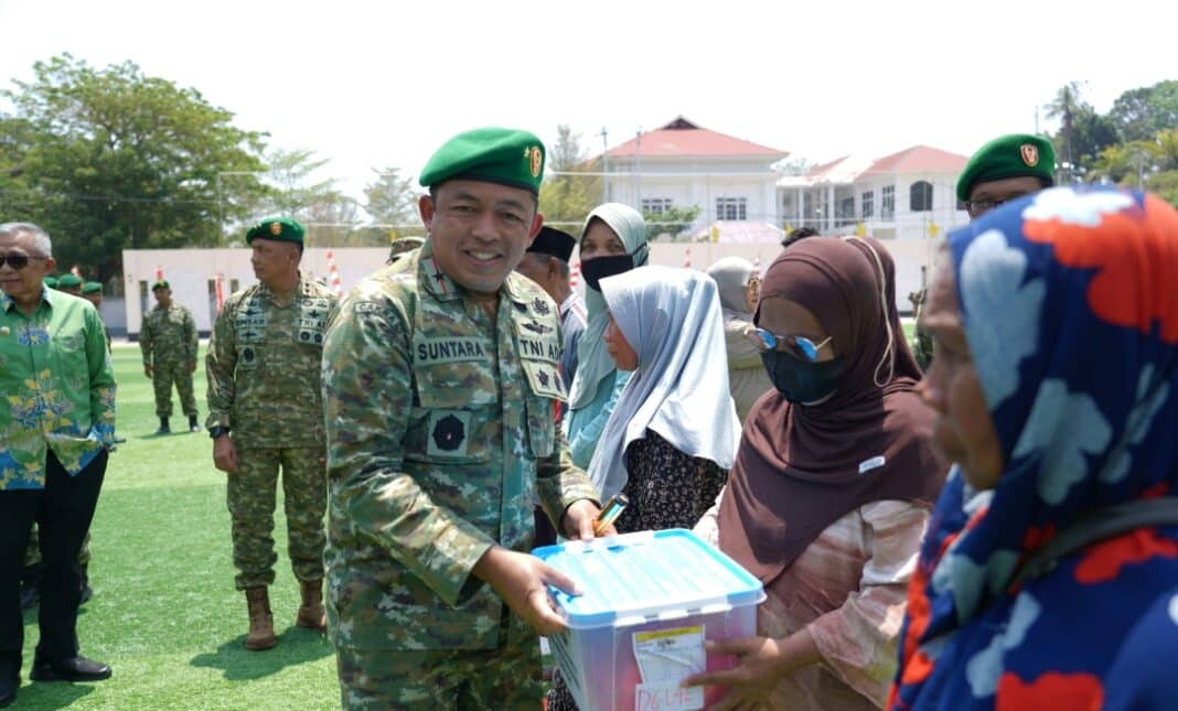 Danrem 132/Tadulako Brigjen TNI Suntara Wisnu Budi H menghadiri pembukaan Bakti TNI AD untuk Rakyat Tahun 2026 di Tribun Mirqan Bukit Halimun, Luwuk Selatan, Kabupaten Banggai, Sulawesi Tengah, Kamis (29/10/2026). Program ini melibatkan 900 personel TNI AD selama 60 hari dengan sasaran pembangunan infrastruktur, bantuan sosial, pelayanan kesehatan, dan pemberdayaan masyarakat. (Foto Dok. Penrem_132/Tdl)