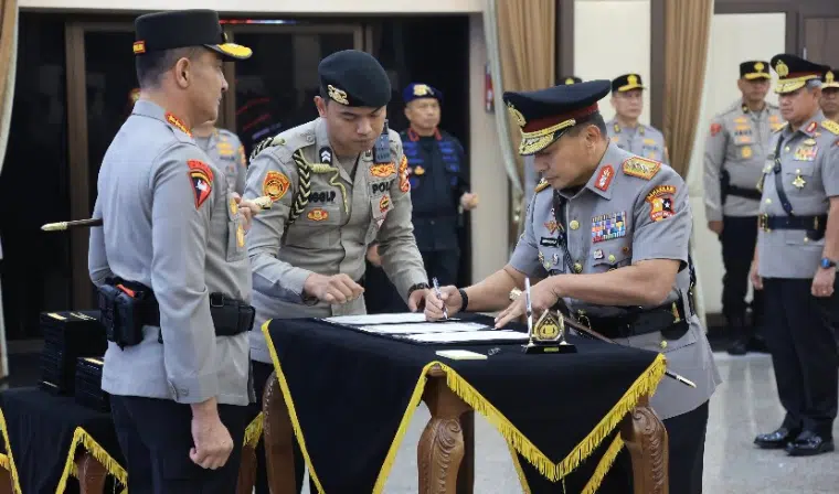 Komjen Herry Heryawan resmi menjabat Kabaharkam Polri setelah dilantik dalam rangkaian serah terima jabatan Pejabat Utama Mabes Polri dan Kapolda di Jakarta, Sabtu malam (3/10/2026).