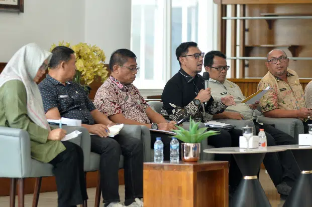 Kepala Dinas Pertanian dan Ketahanan Pangan Sumatera Utara Fariz Haholongan Hutagalung menyampaikan data neraca pangan dan perkembangan program strategis pertanian Sumut dalam temu pers di Kantor Gubernur Sumut, Medan, Jumat (23/10/2026). Neraca beras Sumut pada Oktober 2026 tercatat surplus 27.633 ton. (Foto Dok. Kominfo Sumut)