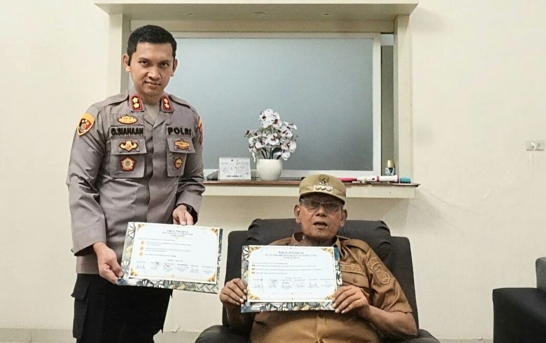 Bupati Dairi Vickner Sinaga bersama Kapolres AKBP Otniel Sagala menyatakan komitmen bersama untuk memerangi Narkoba ditandai penandatanganan Pakta integritas (istimewa)